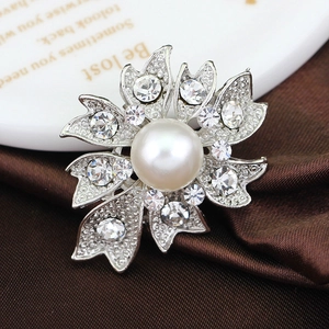 Élégante broche fleur argentée avec grande perle blanche et strass brillants incrustés