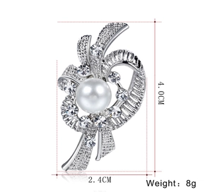 Silberne Schleifenbrosche mit Perle und Strasssteinen, Maße sind 4,0 cm x 2,4 cm groß