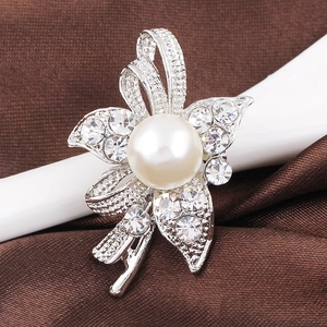 Elegant floral ribbon brooch with central pearl and sparkling rhinestones in silver finish