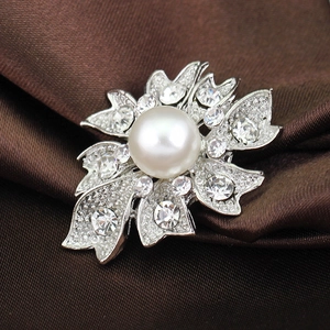 Élégante broche fleur argentée avec une grande perle et des strass étincelants