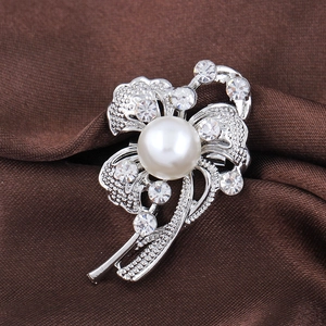 Élégante broche fleur argentée avec perle blanche d'imitation et strass brillants