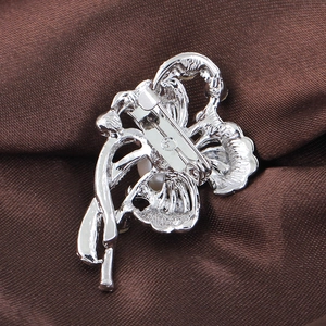 Broche fleur argentée élégante avec strass et perle, vue arrière avec clip de fixation sûr