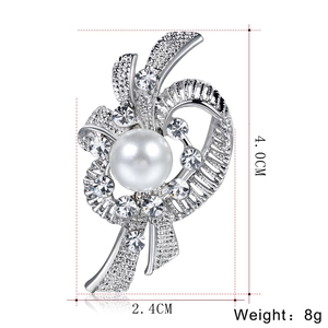Eleganter silberner Schleifen-Anstecknadel mit Perlen und Kristallen für Hochzeiten