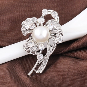 Élégante broche fleurie en strass avec perle centrale sur base en métal argenté poli