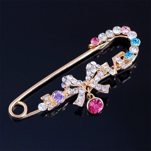 Broche épingle de sûreté tendance avec strass colorés étincelants et motif noeud LOVE