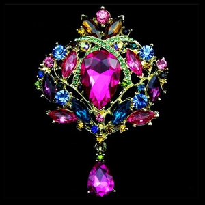 Broche de corona vintage dorado con strass de colores y colgante de gota fucsia