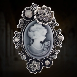 Spilla cammeo vintage color argento con ritratto di donna e accenti di strass lucidi