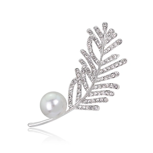 Elegante spilla a piuma placcata in argento con cristalli scintillanti e perla bianca