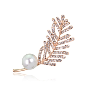 Broche élégante en plume d'or rose avec cristaux brillants et une perle blanche pure