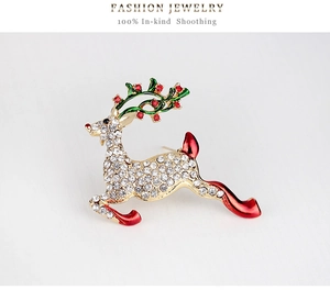 Détail de la broche renne de Noël avec cristaux blancs et accents en émail coloré