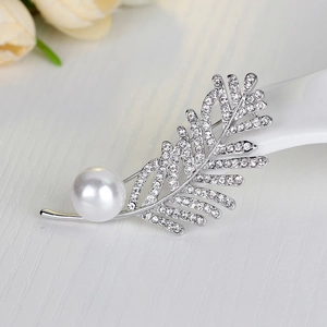Broche élégante en forme de feuille argentée avec cristaux et perle blanche
