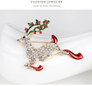 Détail macro d'une broche de renne de Noël avec zircons blancs et émail coloré