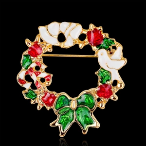 Weihnachtskranz Brosche mit roter und grüner Emaille auf goldenem Metall und Festtagsmotiven