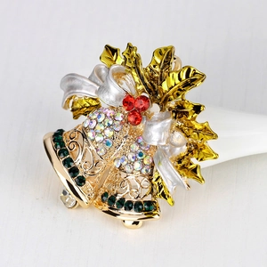 Spilla a campanella di Natale scintillante con strass colorati e accenti di nastro di agrifoglio