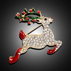 Broche renne de Noël dorée ornée de cristaux et de détails en émail multicolore