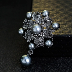 Broche de flor vintage en plata oscura con perlas grises y cristales en caja negra