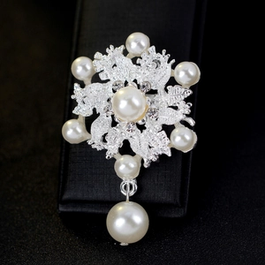 Elegante broche de perlas copo de nieve con pétalos de plata y colgante de perla en fondo negro