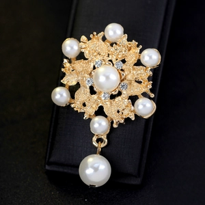 Elegante broche de copo de nieve de aleación dorada con colgante de perla blanca y pedrería