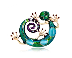 Gros plan détaillé d'une broche lézard vintage avec émail et strass colorés