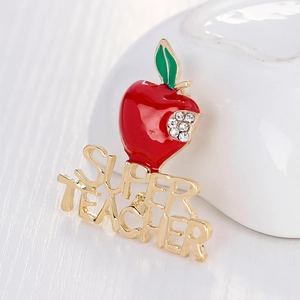 Rote Emaille-Apfelbrosche mit funkelnden Kristallen und goldenem Super Teacher Schriftzug