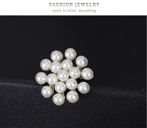 Gros plan d'une broche florale en perles avec strass sur une monture argentée
