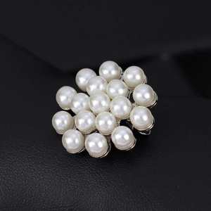 Élégante broche fleurie ornée de perles blanches rondes sur une base en métal argenté