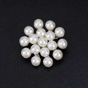 Broche fleur élégante avec perles blanches et strass sur fond de cuir noir