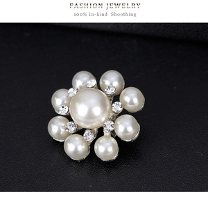 Gros plan détaillé d'une broche en perles en forme de fleur avec des strass sur cuir noir