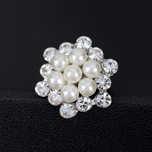 Elegante spilla floreale con perle e strass luccicanti su base in metallo argento