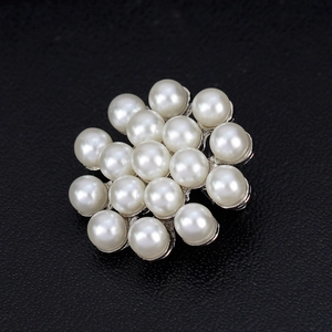 Broche fleurie élégante avec perles et base argentée sur fond noir texturé de luxe