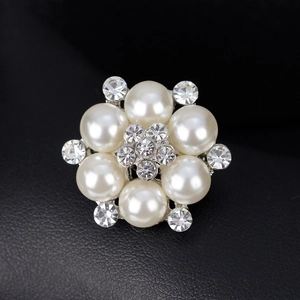 Elegante spilla floreale con perle rotonde e cristalli scintillanti su pelle nera