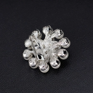 Broche fleur argentée avec perles et strass, vue arrière avec fermoir à épingle