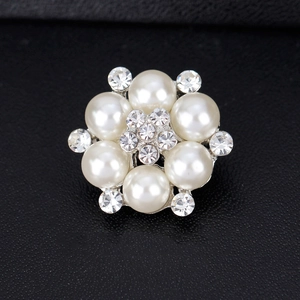 Spilla floreale elegante con perle bianche e strass su base in argento lucido
