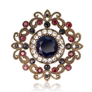 Vintage Hollow Out Alloy Rhinestone Brooch For Women Luxury Palace Style Flower Pin With Artificial Pearl For Party Jewelry