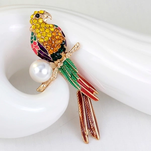 Eleganter Papagei-Anstecknadel mit buntem Emaille und einer großen Perle auf Goldbasis
