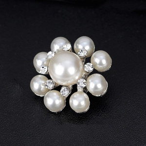 Élégante broche perle en argent avec perle centrale et strass brillants scintillants