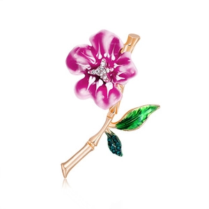 Detail einer Lotus-Brosche mit lila Emaille-Blüten und funkelndem Kristall-Kern