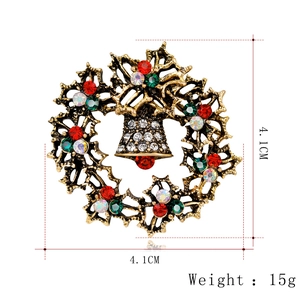 Detailed view of a 4.1cm vintage gold Christmas wreath brooch with colorful rhinestones