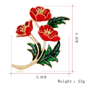 Detaillierte Größenangaben für die rote Emaille-Blumenbrosche mit goldenem Finish und Strass