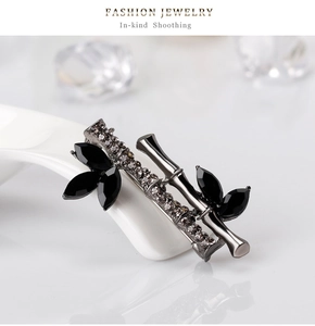 Détail de la broche bambou avec gemmes marquise noires et strass gris foncés