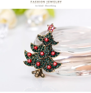 Vue macro d'une broche sapin de Noël vintage avec strass rouges et verts étincelants