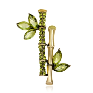 Broche élégante en forme de bambou dorée avec des strass en cristal vert étincelants