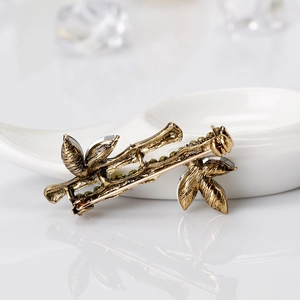 Broche élégante en bambou avec strass verts et finition dorée vintage en alliage
