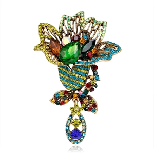 Spilla floreale vintage dorata con strass multicolori e ciondolo a forma di goccia