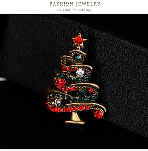 Détail macro d'une broche sapin de Noël avec des strass étincelants rouges et verts