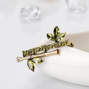 Broche élégante en bambou en alliage doré avec cristaux verts et strass brillants