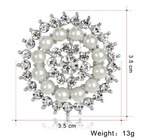 Vue détaillée de la broche tournesol 3,5cm avec perles blanches et strass brillants