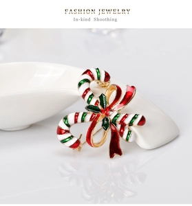 Detailaufnahme der Weihnachtsbrosche mit Doppel-Zuckerstange, roten Strasssteinen und Blättern