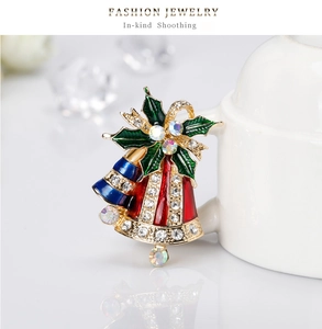 Détail de la broche cloche de Noël avec émail et strass en cristal étincelants