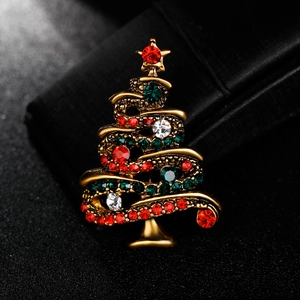 Broche de sapin de Noël étincelante avec strass multicolores sur une base en alliage doré